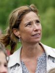 Amsterdam 18 juni 2015
Prinses Marilene en dochter Fee zijn bij het omdoen van de ringen van 3 net geboren ooievaars in het Vondelpark.