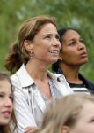Amsterdam 18 juni 2015
Prinses Marilene en dochter Fee zijn bij het omdoen van de ringen van 3 net geboren ooievaars in het Vondelpark.