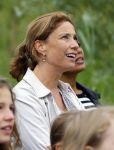 Amsterdam 18 juni 2015
Prinses Marilene en dochter Fee zijn bij het omdoen van de ringen van 3 net geboren ooievaars in het Vondelpark.