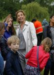 Amsterdam 18 juni 2015
Prinses Marilene en dochter Fee zijn bij het omdoen van de ringen van 3 net geboren ooievaars in het Vondelpark.