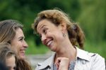 Amsterdam 18 juni 2015
Prinses Marilene en dochter Fee zijn bij het omdoen van de ringen van 3 net geboren ooievaars in het Vondelpark.