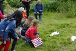 Amsterdam 18 juni 2015
Prinses Marilene en dochter Fee zijn bij het omdoen van de ringen van 3 net geboren ooievaars in het Vondelpark.