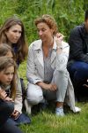 Amsterdam 18 juni 2015
Prinses Marilene en dochter Fee zijn bij het omdoen van de ringen van 3 net geboren ooievaars in het Vondelpark.