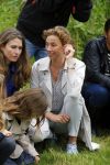 Amsterdam 18 juni 2015
Prinses Marilene en dochter Fee zijn bij het omdoen van de ringen van 3 net geboren ooievaars in het Vondelpark.