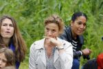 Amsterdam 18 juni 2015
Prinses Marilene en dochter Fee zijn bij het omdoen van de ringen van 3 net geboren ooievaars in het Vondelpark.