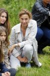 Amsterdam 18 juni 2015
Prinses Marilene en dochter Fee zijn bij het omdoen van de ringen van 3 net geboren ooievaars in het Vondelpark.