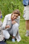 Amsterdam 18 juni 2015
Prinses Marilene en dochter Fee zijn bij het omdoen van de ringen van 3 net geboren ooievaars in het Vondelpark.