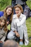 Amsterdam 18 juni 2015
Prinses Marilene en dochter Fee zijn bij het omdoen van de ringen van 3 net geboren ooievaars in het Vondelpark.