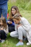 Amsterdam 18 juni 2015
Prinses Marilene en dochter Fee zijn bij het omdoen van de ringen van 3 net geboren ooievaars in het Vondelpark.