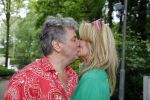 Blaricum 14 juni 2015
Rene Froger heeft een surprise feestje voor zijn vrouw Natasja georganiseerd voor haar 50e verjaardag. Het feest vindt plaats in de tuin van hun huis. Natasja met kleindochter Charlie
