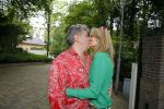 Blaricum 14 juni 2015
Rene Froger heeft een surprise feestje voor zijn vrouw Natasja georganiseerd voor haar 50e verjaardag. Het feest vindt plaats in de tuin van hun huis. Natasja met kleindochter Charlie