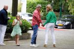 Blaricum 14 juni 2015
Rene Froger heeft een surprise feestje voor zijn vrouw Natasja georganiseerd voor haar 50e verjaardag. Het feest vindt plaats in de tuin van hun huis. Natasja met kleindochter Charlie