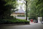 Blaricum 14 juni 2015
Rene Froger heeft een surprise feestje voor zijn vrouw Natasja georganiseerd voor haar 50e verjaardag. Het feest vindt plaats in de tuin van hun huis.