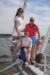 Sneek, 2 Augustus 2015
Rintje Ritsma met zijn vriendin Youandi Mazeland en haar zoon Clemens
met hun boot de Bluefin