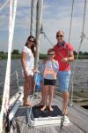 Sneek, 2 Augustus 2015
Rintje Ritsma met zijn vriendin Youandi Mazeland en haar zoon Clemens
met hun boot de Bluefin