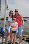Sneek, 2 Augustus 2015
Rintje Ritsma met zijn vriendin Youandi Mazeland en haar zoon Clemens
met hun boot de Bluefin