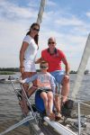 Sneek, 2 Augustus 2015
Rintje Ritsma met zijn vriendin Youandi Mazeland en haar zoon Clemens
met hun boot de Bluefin