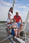 Sneek, 2 Augustus 2015
Rintje Ritsma met zijn vriendin Youandi Mazeland en haar zoon Clemens
met hun boot de Bluefin