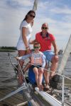 Sneek, 2 Augustus 2015
Rintje Ritsma met zijn vriendin Youandi Mazeland en haar zoon Clemens
met hun boot de Bluefin