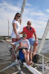Sneek, 2 Augustus 2015
Rintje Ritsma met zijn vriendin Youandi Mazeland en haar zoon Clemens
met hun boot de Bluefin