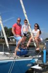 Sneek, 2 Augustus 2015
Rintje Ritsma met zijn vriendin Youandi Mazeland en haar zoon Clemens
met hun boot de Bluefin