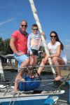 Sneek, 2 Augustus 2015
Rintje Ritsma met zijn vriendin Youandi Mazeland en haar zoon Clemens
met hun boot de Bluefin