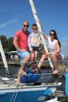 Sneek, 2 Augustus 2015
Rintje Ritsma met zijn vriendin Youandi Mazeland en haar zoon Clemens
met hun boot de Bluefin