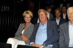 Amsterdam 19 juni 2015
Joop v d Ende geeft persconferentie dat hij 60% van Stage entertainment heeft verkocht aan CVC Capital. Jannine v d Ende is natuurlijk aanwezig. Simone Kleinsma Guus Verstraete Andre v Duin en Martin en Martine Bijl en Berend Boudewijn zijn er ook