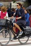 Amsterdam 12 augustus 2015 
Susan Visser met hondje op de fiets.