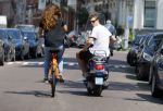 Amsterdam 16 juli 2015
Sven Kramer op zijn vespa scooter met zijn zus op de fiets