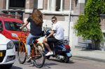 Amsterdam 16 juli 2015
Sven Kramer op zijn vespa scooter met zijn zus op de fiets