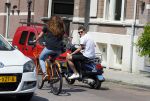 Amsterdam 16 juli 2015
Sven Kramer op zijn vespa scooter met zijn zus op de fiets