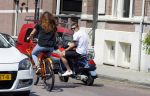 Amsterdam 16 juli 2015
Sven Kramer op zijn vespa scooter met zijn zus op de fiets