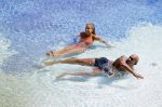 ibiza 27 juli 2015
Sylvie Meis Damian v d Vaart en vriend Momo in het zwembad van Las Boas op ibiza aan de haven