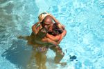 ibiza 27 juli 2015
Sylvie Meis Damian v d Vaart en vriend Momo in het zwembad van Las Boas op ibiza aan de haven