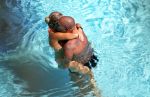 ibiza 27 juli 2015
Sylvie Meis Damian v d Vaart en vriend Momo in het zwembad van Las Boas op ibiza aan de haven