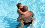 ibiza 27 juli 2015
Sylvie Meis Damian v d Vaart en vriend Momo in het zwembad van Las Boas op ibiza aan de haven