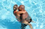 ibiza 27 juli 2015
Sylvie Meis Damian v d Vaart en vriend Momo in het zwembad van Las Boas op ibiza aan de haven