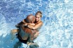 ibiza 27 juli 2015
Sylvie Meis Damian v d Vaart en vriend Momo in het zwembad van Las Boas op ibiza aan de haven