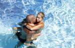 ibiza 27 juli 2015
Sylvie Meis Damian v d Vaart en vriend Momo in het zwembad van Las Boas op ibiza aan de haven