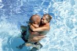 ibiza 27 juli 2015
Sylvie Meis Damian v d Vaart en vriend Momo in het zwembad van Las Boas op ibiza aan de haven