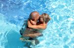 ibiza 27 juli 2015
Sylvie Meis Damian v d Vaart en vriend Momo in het zwembad van Las Boas op ibiza aan de haven