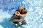 ibiza 27 juli 2015
Sylvie Meis Damian v d Vaart en vriend Momo in het zwembad van Las Boas op ibiza aan de haven