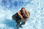ibiza 27 juli 2015
Sylvie Meis Damian v d Vaart en vriend Momo in het zwembad van Las Boas op ibiza aan de haven