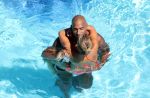 ibiza 27 juli 2015
Sylvie Meis Damian v d Vaart en vriend Momo in het zwembad van Las Boas op ibiza aan de haven