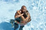 ibiza 27 juli 2015
Sylvie Meis Damian v d Vaart en vriend Momo in het zwembad van Las Boas op ibiza aan de haven