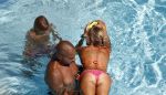 ibiza 27 juli 2015
Sylvie Meis Damian v d Vaart en vriend Momo in het zwembad van Las Boas op ibiza aan de haven