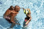 ibiza 27 juli 2015
Sylvie Meis Damian v d Vaart en vriend Momo in het zwembad van Las Boas op ibiza aan de haven