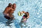 ibiza 27 juli 2015
Sylvie Meis Damian v d Vaart en vriend Momo in het zwembad van Las Boas op ibiza aan de haven
