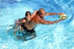 ibiza 27 juli 2015
Sylvie Meis Damian v d Vaart en vriend Momo in het zwembad van Las Boas op ibiza aan de haven